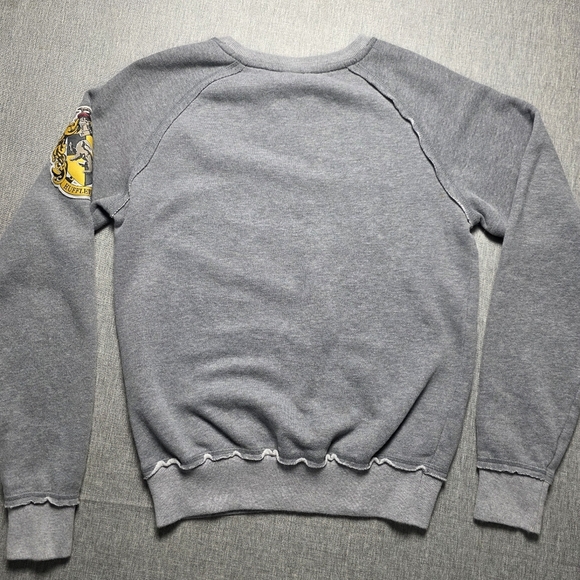 Universal Studios Hufflepuff Sweatshirt - Raglan Ruffle Hem Women's Size XS - Picture 4 of 8